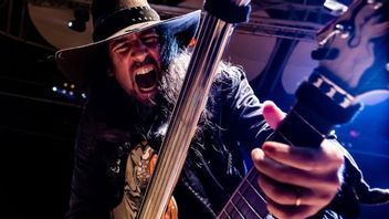 Bumblefoot Gives Important Messages To Beginners Who Want To Become Famous Rockers