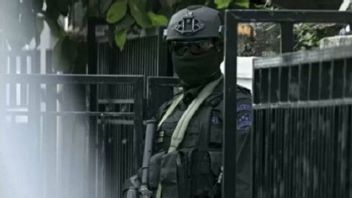 Densus 88 منزل البحث عن الإرهابيين المشتبه بهم في باندونغ ريجنسي