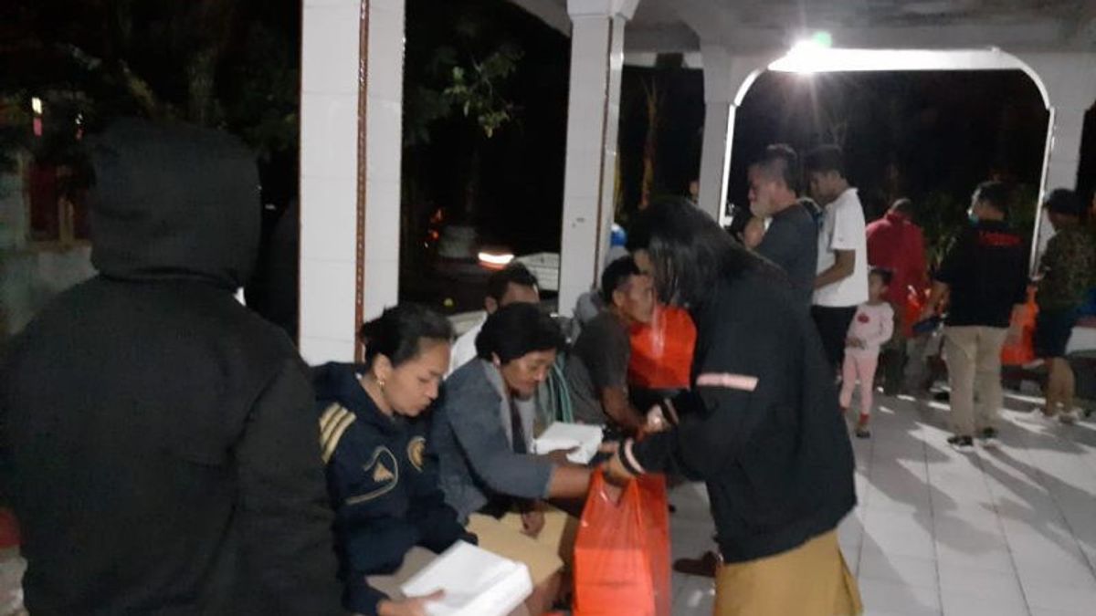 318 洪水和山体滑坡受害者在锡奥，北苏拉威西岛避难所到教堂建筑