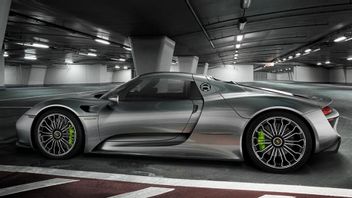 ポルシェ918スパイダーがハーツフィールド・ジャクソン・アトランタ空港のデルタ航空の独占車に