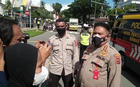 Polisi Bubarkan Paksa Aksi Tolak PPKM Mikro di Ambon