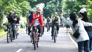 Jokowi Bersepeda di Kebun Raya Bogor, Bagi-bagi Masker