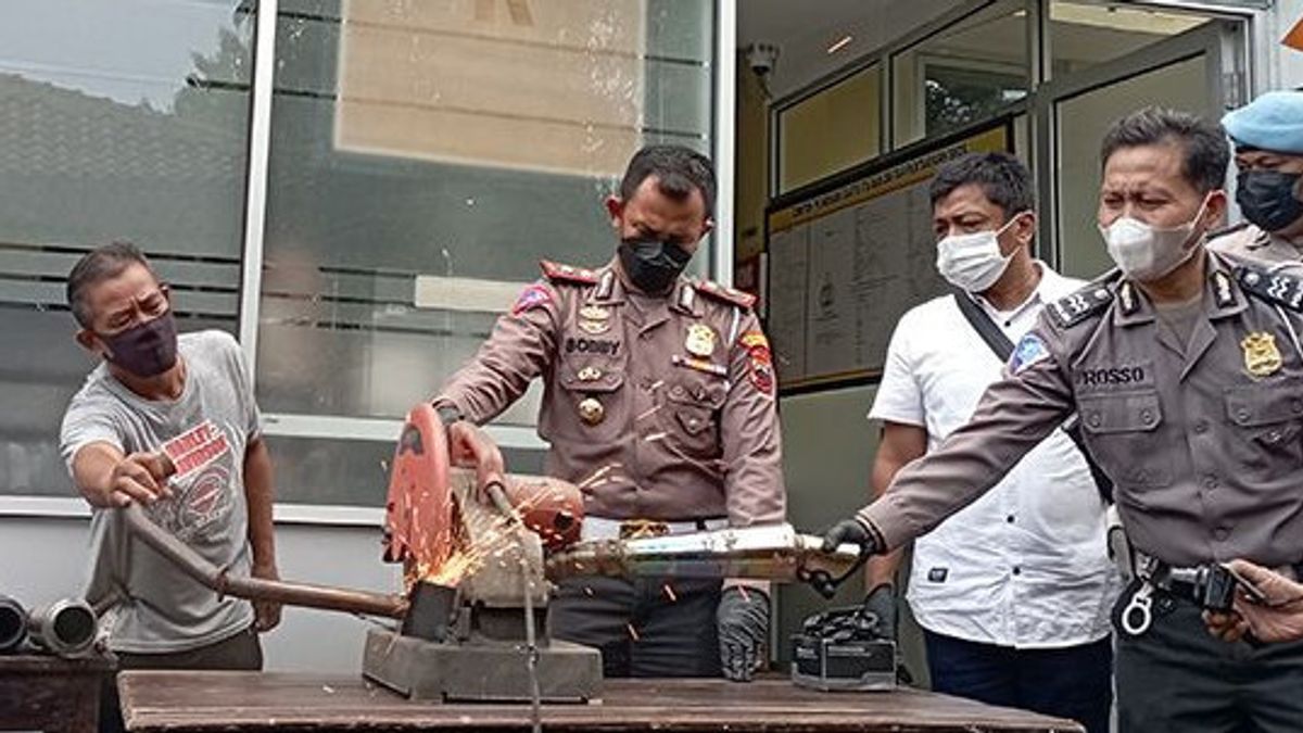Banyumas Police Destroy 800 Rombeng Exhausts
