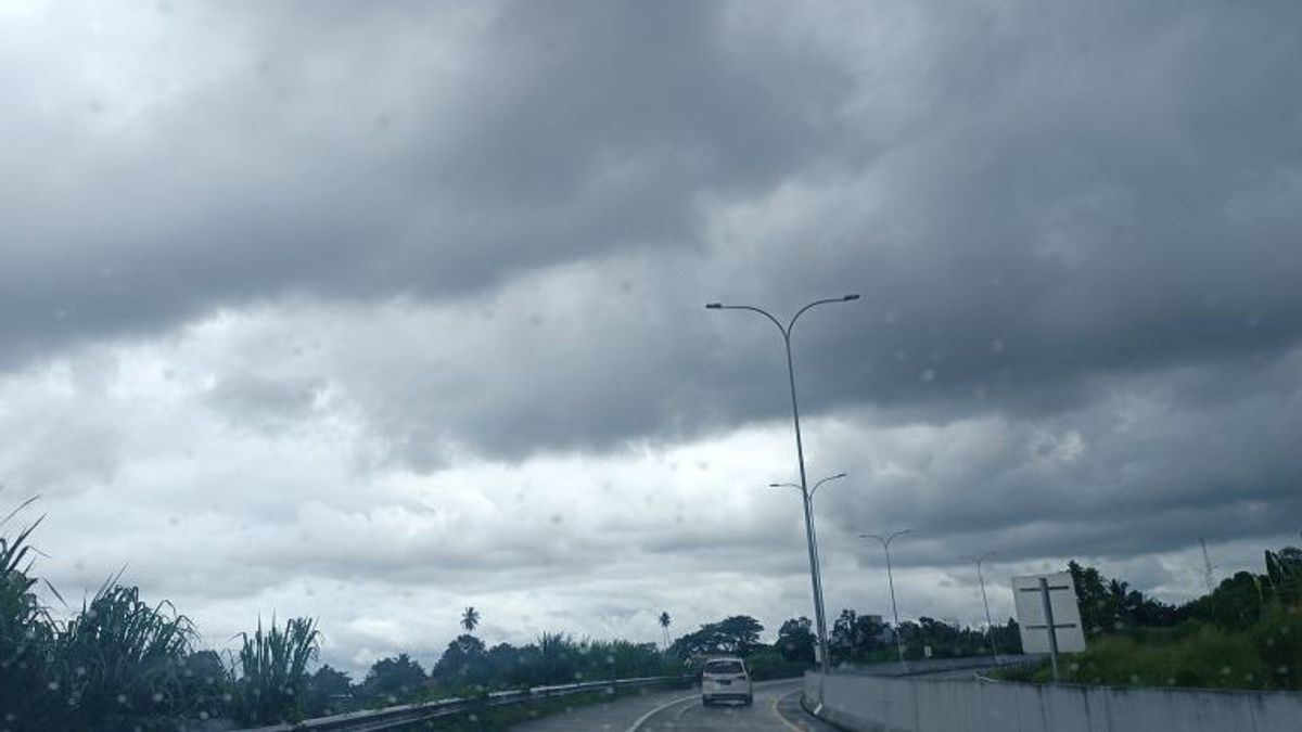 Le 26 août, Jakarta est entourée de nuages sombres tout au long de la journée