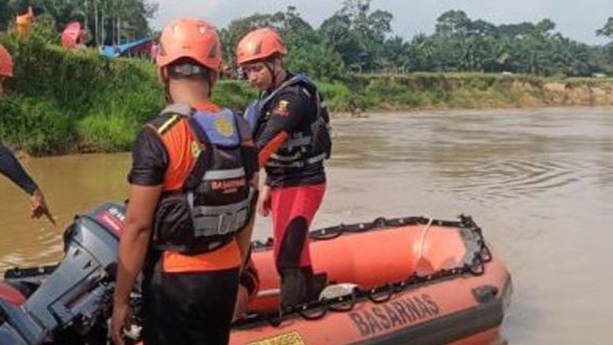 Unidentified Man Desperately Throws Himself Into Bekasi River Stream