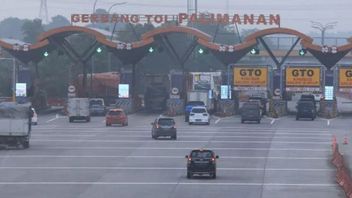 Sunday Morning, Cipali Toll Road Is Crowded Smoothly Both Directions