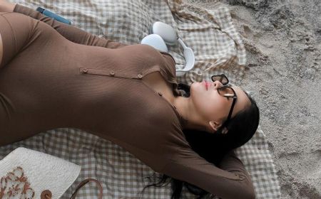 Dari Tiduran hingga Melamun, Intip Potret Seksi Rachel Vennya Healing di Pantai