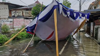 DKIジャカルタの34年の選挙投票所が暴動に浸水し、いくつかは場所を移動しました