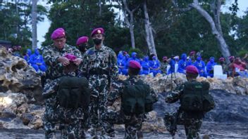 512海兵隊兵士、KSAL Yudo Margonoに紫色のベレーを埋め込む神聖な瞬間:あなたは国家と国の主力です!