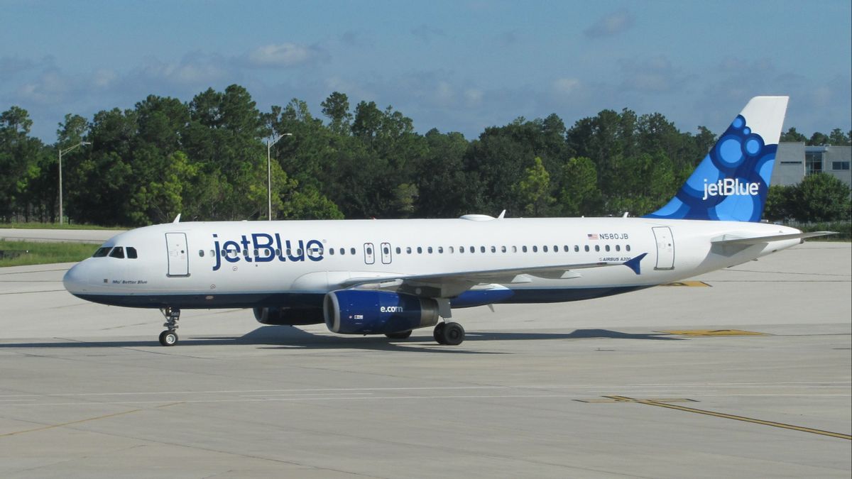 JetBlue Passengers Arrested By Police Because They Opened The Airplane Emergency Door