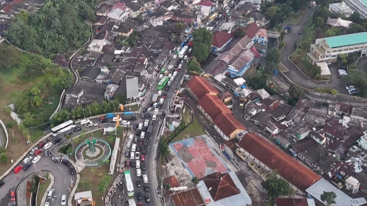 Jalur Puncak Masih Macet, Ratusan Personel Polisi Diterjunkan