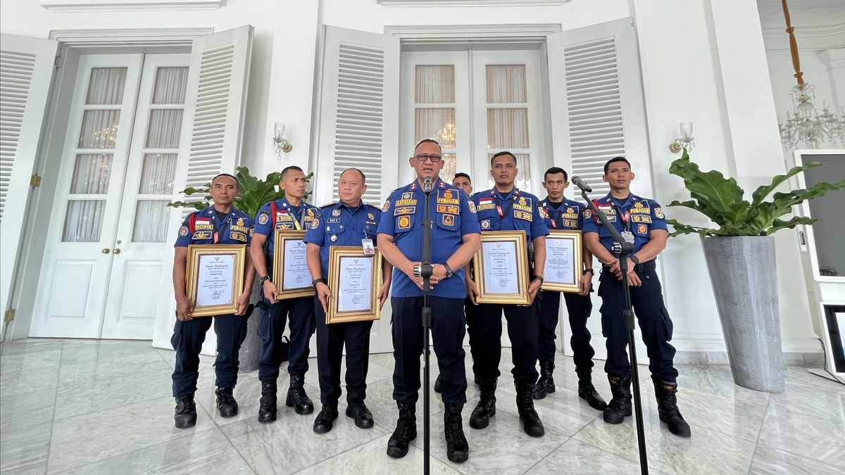 Jakarta Firefighters Win 7 "Ninja Warrior" Medals In Singapore