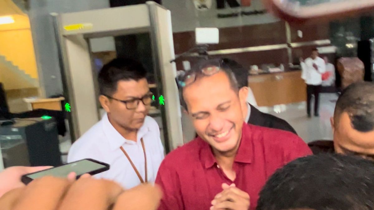 Wamenkumham Chooses To Smile After Being Examined By KPK Investigators Since Morning