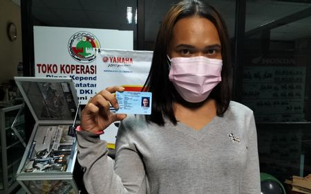 Senangnya Dea, Transgender Asal Depok yang Kini Punya KTP