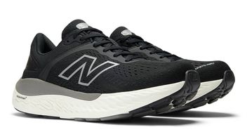 New Balance Luncurkan Sepatu Beda Ukuran, Tertarik Beli?