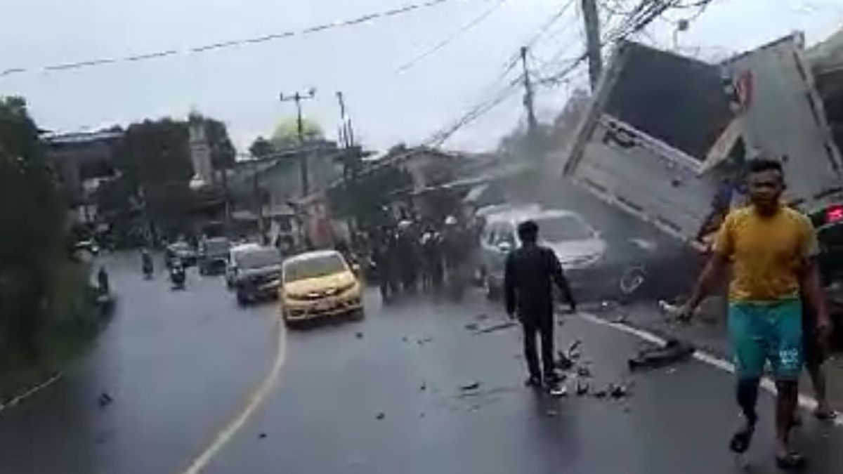 Concrete Collision On The Puncak Bogor Line, 14 People Injured 1 Restaurant Damaged