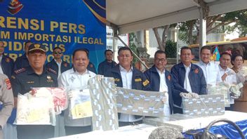警方在巴厘岛查获了价值6690亿印尼盾的旧衣服非法交易，7辆公共汽车和数百辆Bal被没收