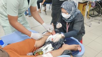 Ambil Haluan Terlalu Kanan, Truk Sampah Hantam Ibu Penjual Jamu di Cengkareng