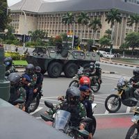 Kodam Jaya Ungkap Wanita Berbaju Kotak-kotak di Panser saat Tertibkan Baliho Rizieq