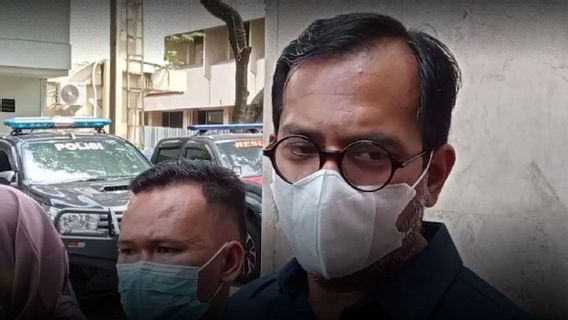 Pagi-pagi Rumah Hariz Azhar-Fatia Didatangi Polisi untuk Dibawa ke Polda Metro, Mereka Menolak