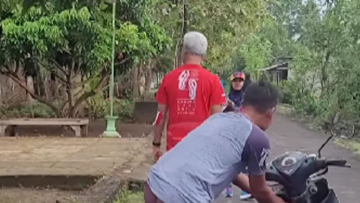 This Resident Even Left His Motorbike Behind And Participated In The Bareng Ganjar Pranowo Road