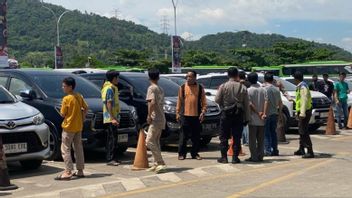 8 Hours Queue, Homecomers At Merak Port Protest Cars Do Not Enter The Ship