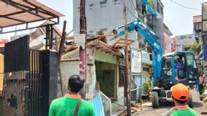 Petugas Bongkar MCK dan Bangunan Liar yang Berdiri di Lahan Sudin LH Jakpus