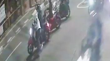 当贾蒂内加拉的Begal摩托车带来锋利的刀叉时，居民感到不安