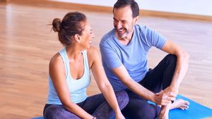5 Manfaat Yoga Bersama Pasangan, Meningkatkan hubungan Intim dan Kehangatan di Ranjang