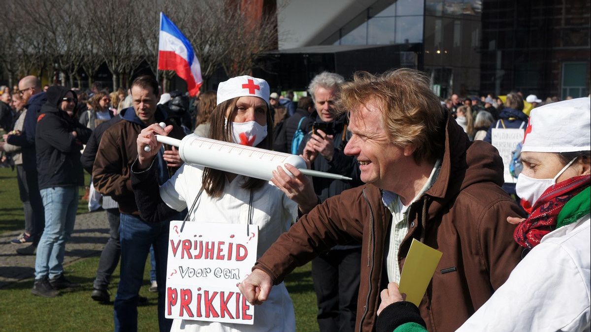 Les Restrictions Liées à La COVID-19 Et Les Manifestations Contre Les Vaccins Se Poursuivent Aux Pays-Bas, Malgré Les Cas Quotidiens D’infection Atteignent Un Nouveau Record