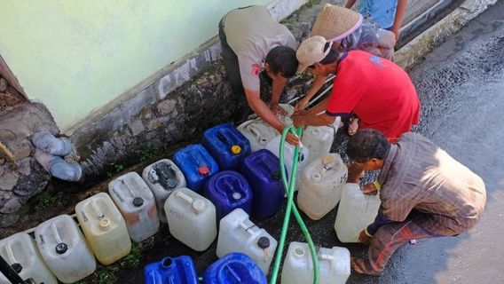 PDAM Temanggung Distributes Clean Water Aid To Drought Areas