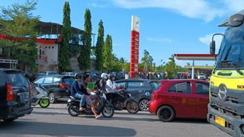 محطات الوقود في ماموجو ممتلئة ، ويحتاج سائقو السيارات إلى ساعات للحصول على الوقود ، 
