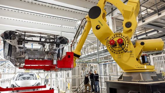 Un robot de Tesla a attaqué un ingénieur à son usine d'argent du Giga du Texas