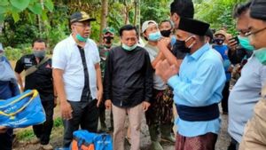 Tinjau Korban Banjir di Kuta dan Sekotong, Gubernur NTB Bagikan Sembago kepada Warga Terdampak 