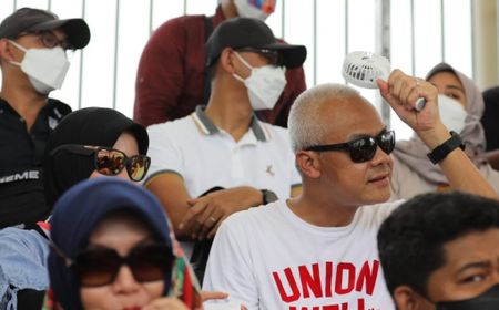 Nonton Kualifikasi MotoGP dari Tribun Grandstand A, Ganjar Kepanasan Pakai Portable Mini Fan