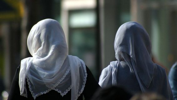 それでも、非イスラム教徒の学生がSMKN 2パダンでヒジャーブを着用することを「強制」したウイルス事件を覚えていますか?オンブズマンの調査結果はここにあります