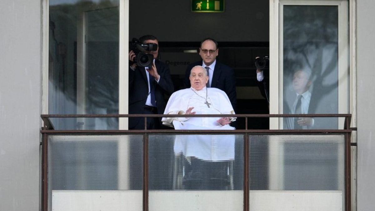 Vatican Announces Pope Francis Dies