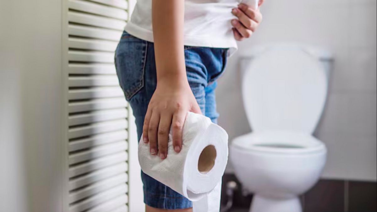 Often Want to Poop After Eating? Doctors Explain the Causes