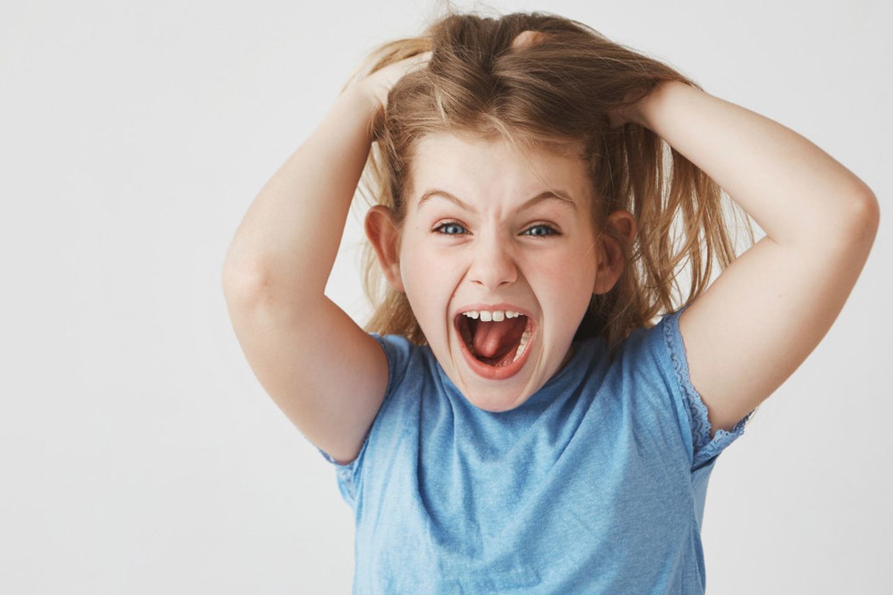 子供の過度の刺激が疲労を引き起こし、兆候とそれを克服する方法を認識する