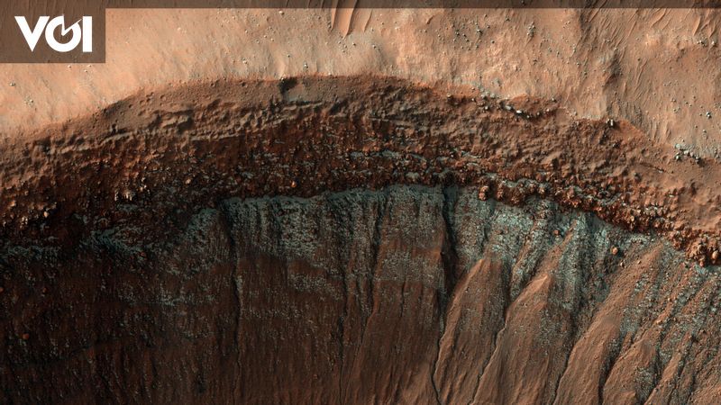 NASA Finds Weird Dry Ice and Trenches on Mars