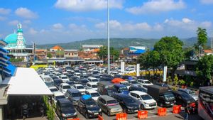 Antrean Kendaraan Arus Balik H+7 Lebaran di Ketapang-Gilimanuk Meluber