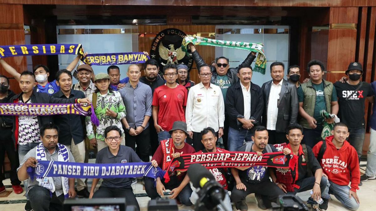 Perwakilan Suporter dari Berbagai Klub Bola di Indonesia Datangi Kantor Menko Polhukam Temui TGIPF