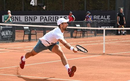 Djokovic Kena Lemparan Botol Usai Menangi Laga Pembuka di Roma