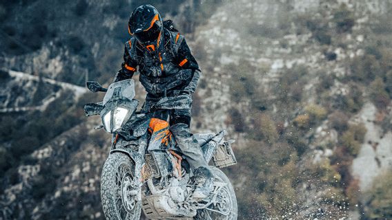 La dernière génération de KTM 390 Adventure capturée par des caméras lors d’un test routier, lancement cette année?