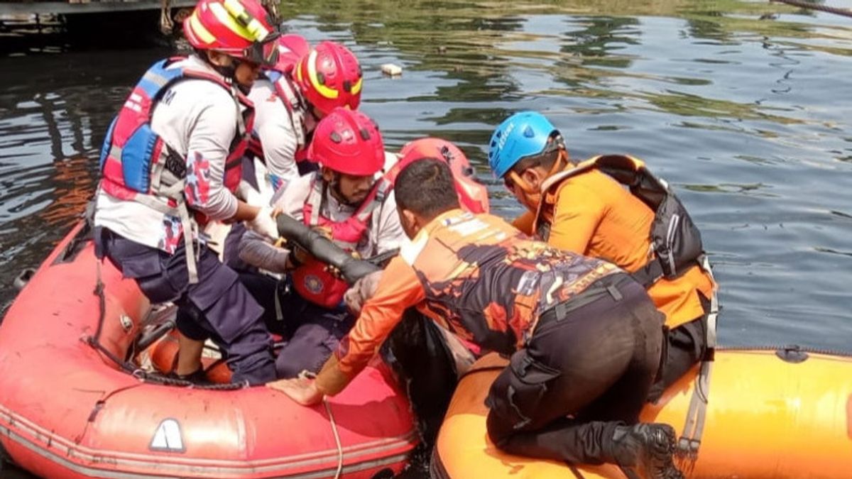 Penarik Perahu Eretan yang Hilang Tenggelam di Kali Cakung Ditemukan Sudah Meninggal