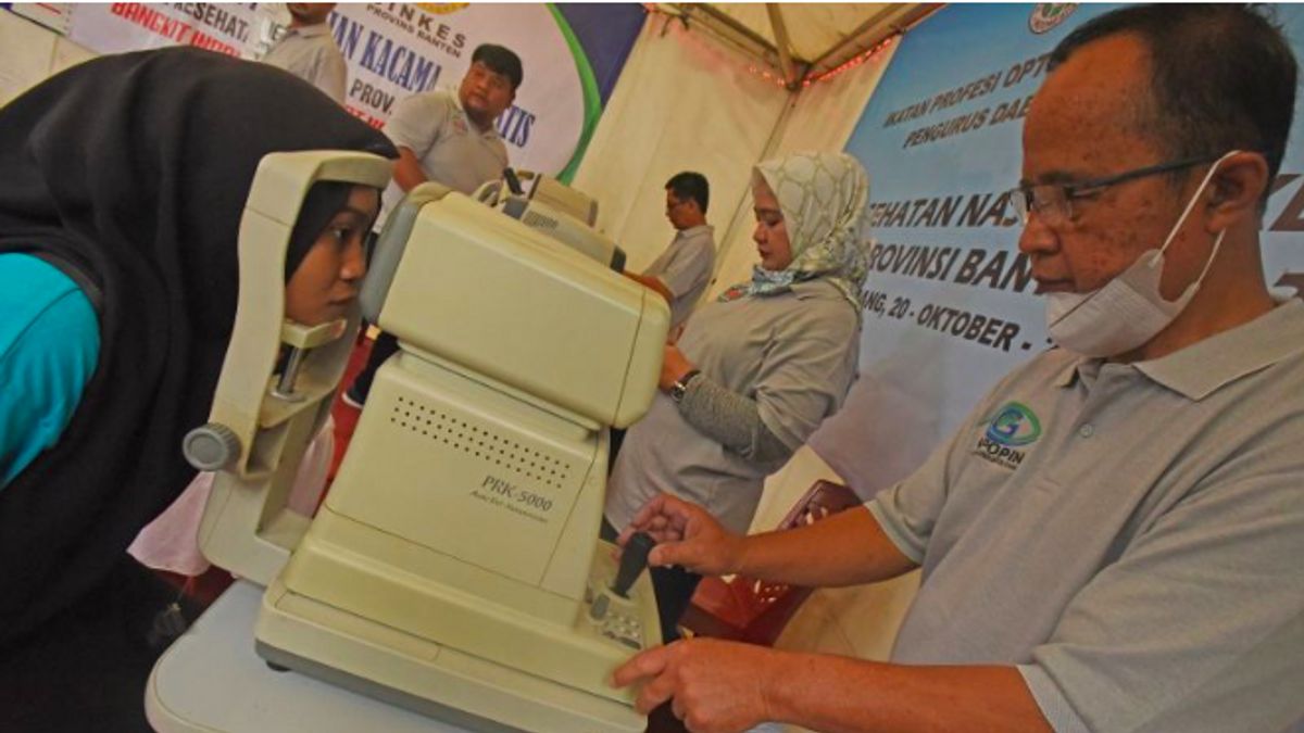 白内障は生産年齢層に襲う可能性があります。原因と症状を調べる