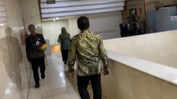 Sekjen DPR Bungkam, Kepala Tertunduk Saat Ditanya Dugaan Korupsi Rumah Dinas Anggota Dewan