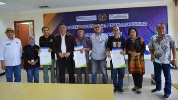 Le Directeur Quotidien De Jakarta PWI, Le Conseil Consultatif Et Les Donateurs Distribuent De L’aide Aux Personnes Touchées Par La COVID-19