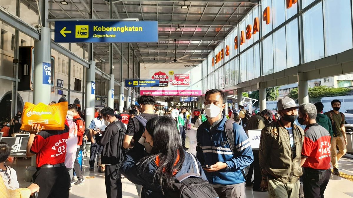 A Total Of 16,800 Travelers Start To Crowd Pasar Senen . Station