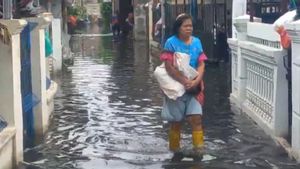 As A Result Of The Water Channels Being Forced To Close Dozens Of Residents' Houses In Cipayung Flooded, Elderly And Toddlers Evacuated